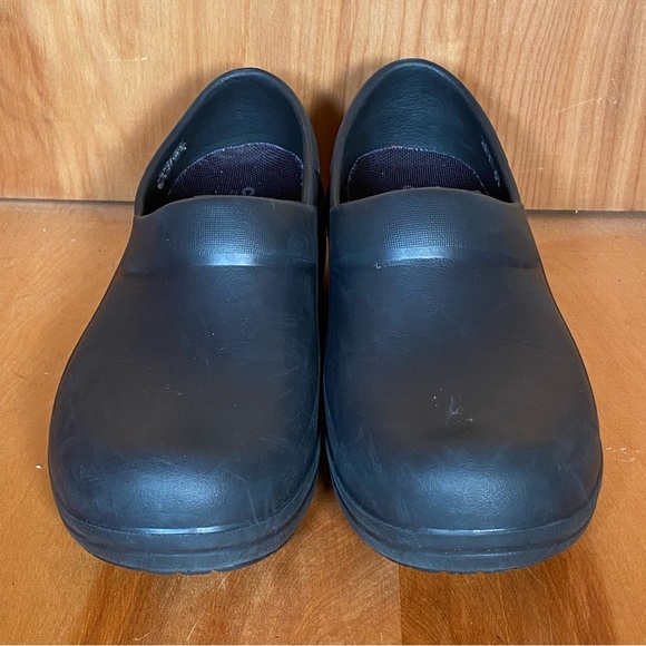 Womens 6 Crocs On The Clock Work Slip On Shoes Black SEF1572 - Picture 2 of 8